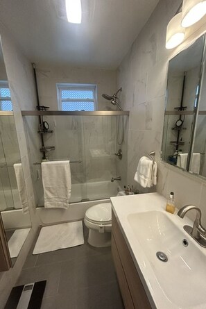 Unclassified image, 4 of 18, button - Modern spacious 1300sf Duplex with Parking, 35 mins to Manhattan, Central Air (Jersey City)