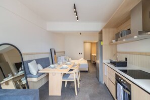 A compact hotel room with a kitchenette, a dining area, and a bed. - Girasol - Loft Condesa - 01B (Mexico City)