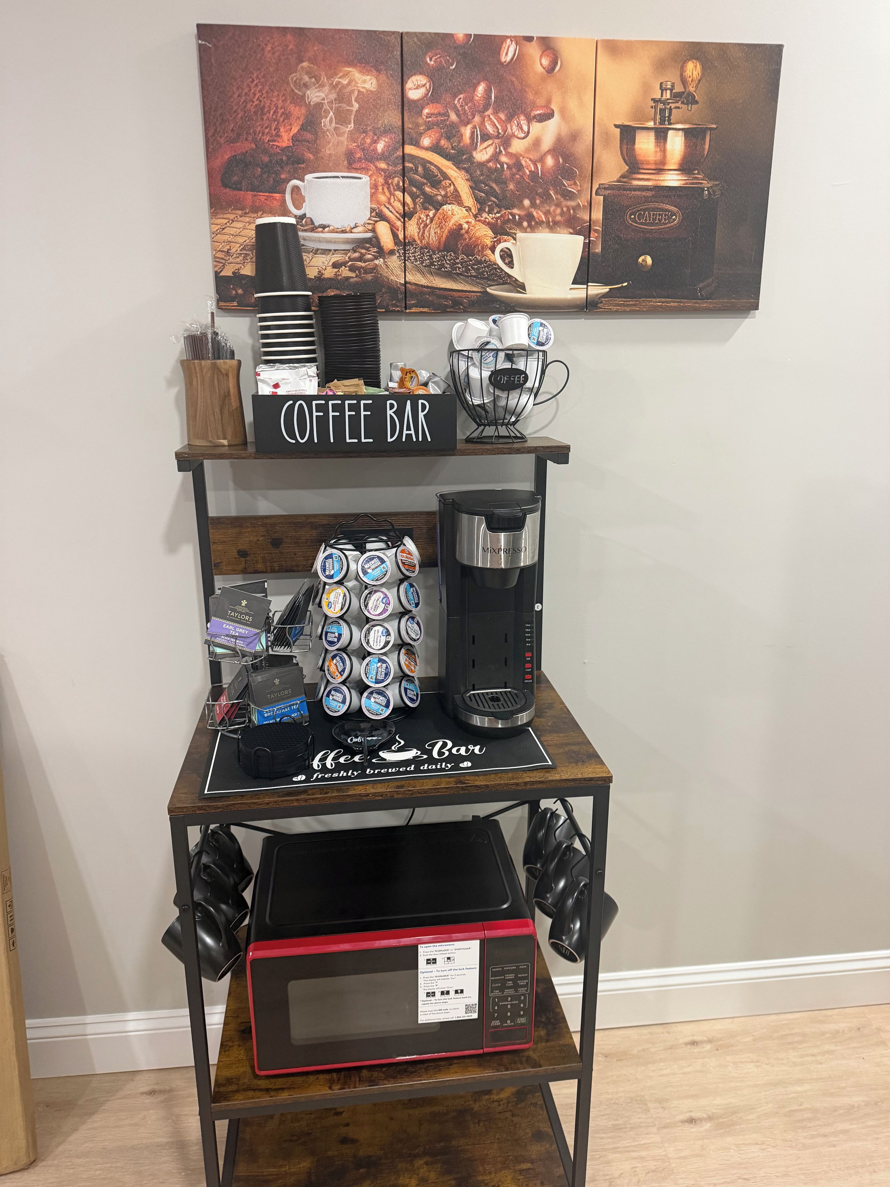 Een koffiebar inrichting met een koffieapparaat, een koffiemolen en een presentatie van koffiecups.