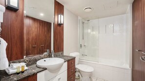 Ein Badezimmer mit Waschbecken, Toilette und Dusche.