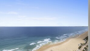 Ein Strand mit freiem Blick auf den Ozean und einer Sandküste.