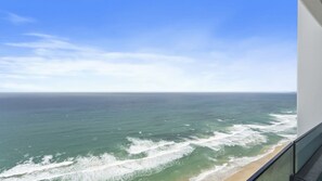 Vista de l'oceà des d'un balcó sota un cel serè.
