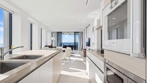 Private kitchen - Esplanade Soul Apartment 6104 (Surfers Paradise)