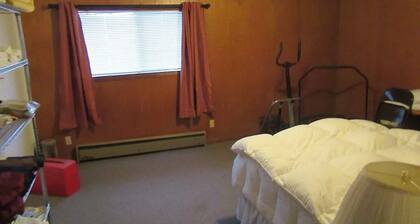 Fabulous very private 1-bedroom house with AC in Fall River Mills.