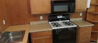 Fabulous very private 1-bedroom house with AC in Fall River Mills.