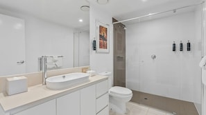 Shower, towels - Orchid Residences Apartment 23403 (Surfers Paradise)