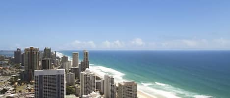 Un paysage urbain côtier avec de hauts immeubles et une plage.