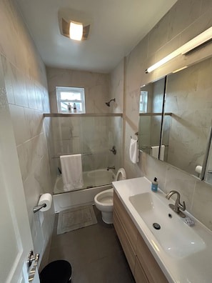 Unclassified image, 3 of 8, button - Bright cool 1-bedroom apartment with Parking and AC in Jersey City (Jersey City)