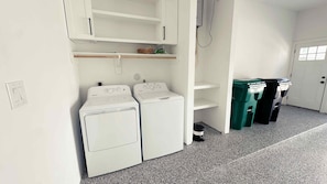 A laundry room with two washing machines, a drying rack, and a trash bin. - Luxury 3br Near Texas Medical*NRG Stadium*Garage (Houston)