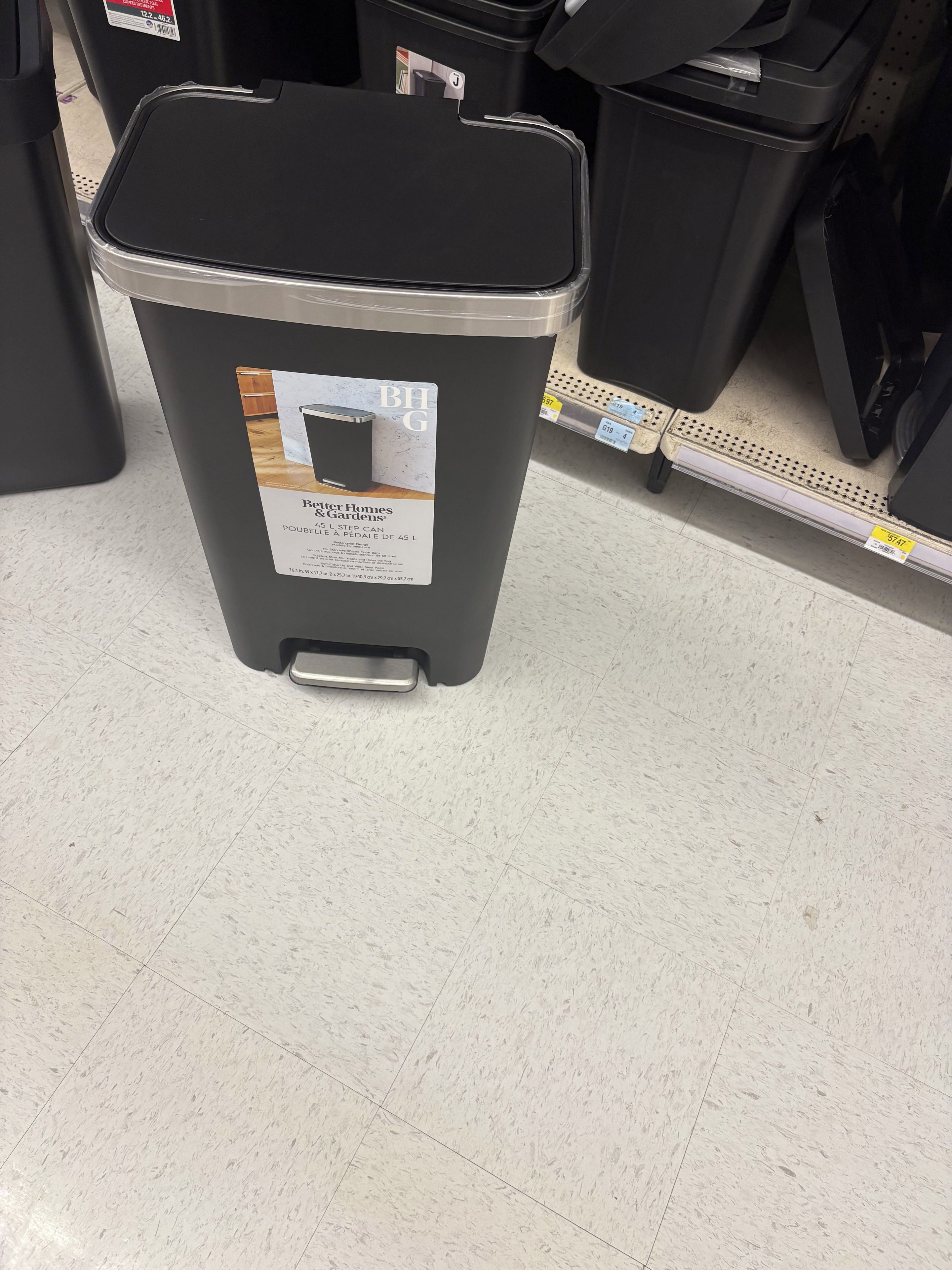 Un contenedor de basura con una etiqueta que indica que es para Poubeille de 45 L de Better Homes & Gardens.