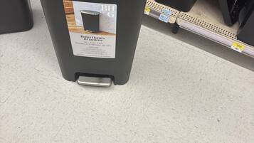 Un contenedor de basura con una etiqueta que indica que es para Poubeille de 45 L de Better Homes & Gardens.
