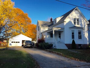Unclassified image, 2 of 6, button - Charming home with off-street parking, fenced-in backyard, great neighbors! (Portland)