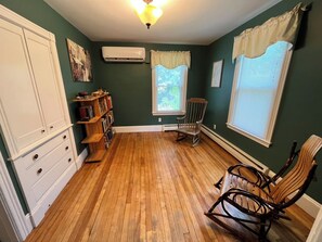 Unclassified image, 5 of 6, button - Charming home with off-street parking, fenced-in backyard, great neighbors! (Portland)