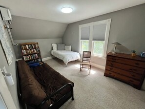 Unclassified image, 3 of 6, button - Charming home with off-street parking, fenced-in backyard, great neighbors! (Portland)