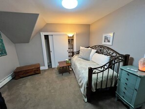 Unclassified image, 4 of 6, button - Charming home with off-street parking, fenced-in backyard, great neighbors! (Portland)