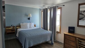 Desk, laptop workspace, blackout drapes, WiFi (free) - Sundowner Inn (Newcastle)