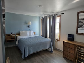 Escritorio, espacio para trabajar con un portátil, cortinas opacas