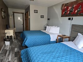Habitación Confort doble | Espacio para trabajar con un portátil, cortinas opacas, wifi gratis