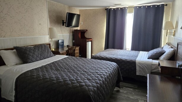 Desk, laptop workspace, blackout drapes, WiFi (free) - Sundowner Inn (Newcastle)