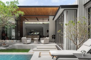 A modern outdoor living space with a pool, lounge chairs, and a covered patio area. - Layan -10 Min to Beach - Spacious Pool Villa (Thalang District)