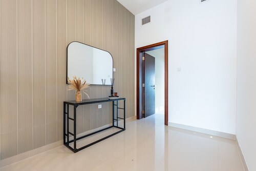 Gulf Sea Views 4BR with Assistant and Driver's Room, Spacious Layout, BBQ Area, Private Backyard