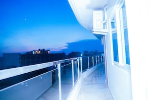 Dobbeltrom – deluxe, aircondition, byutsikt | Terrasse/patio