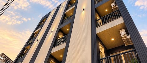 Un immeuble à plusieurs étages doté de balcons, de grandes fenêtres et d’une architecture moderne.