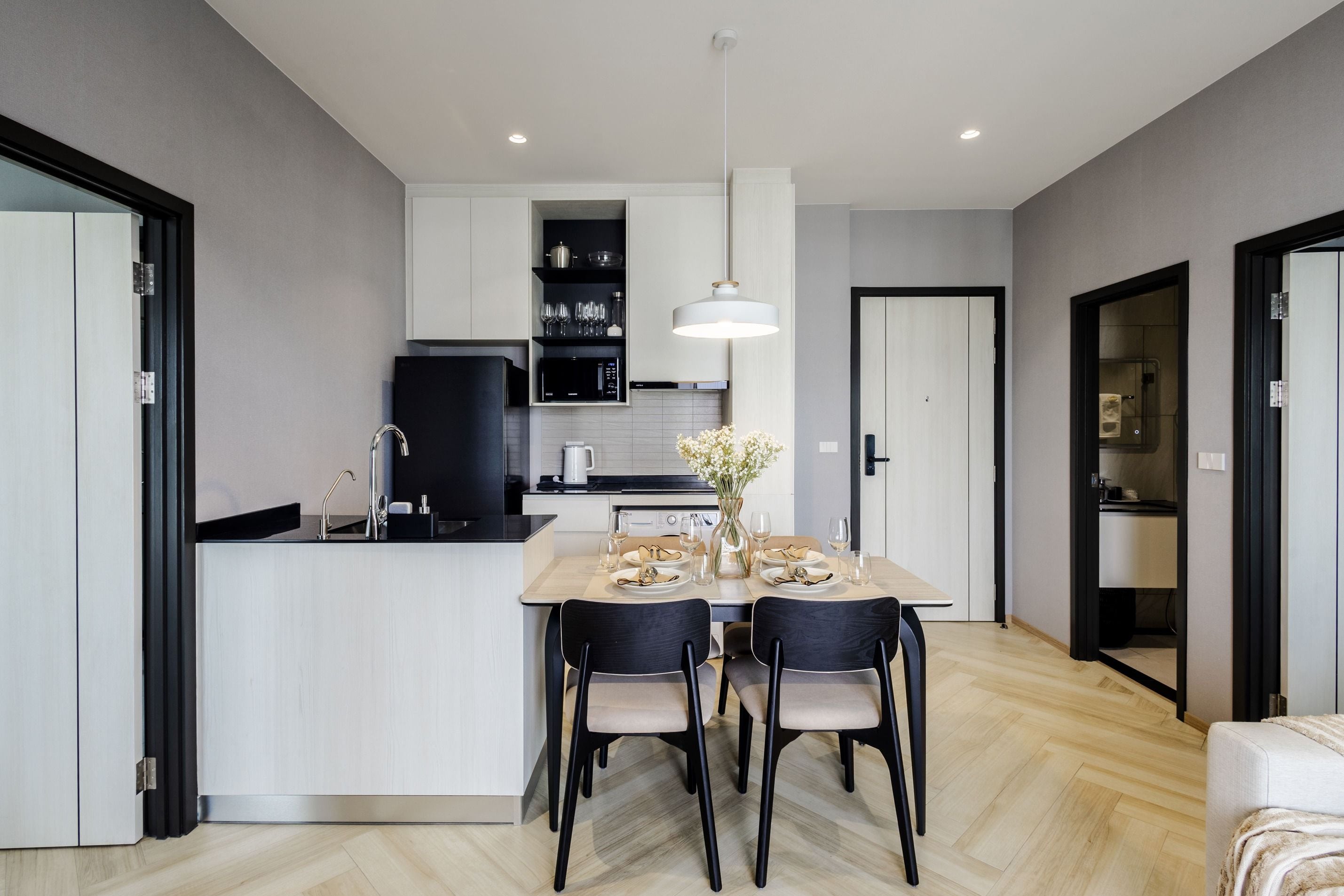 Una cocina moderna con una isla central, mesa y sillas.