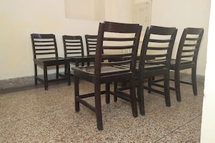 Una habitación con piso de baldosas y una puerta blanca al fondo.