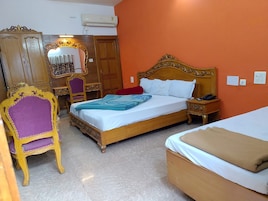 Un dormitorio con una cama doble, una silla, un escritorio y un armario.