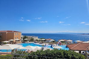 A resort with multiple swimming pools, lounge areas, and a view of the sea. - Residence Skiper Savudrija Apt 153 Pool & Gym (Umag)