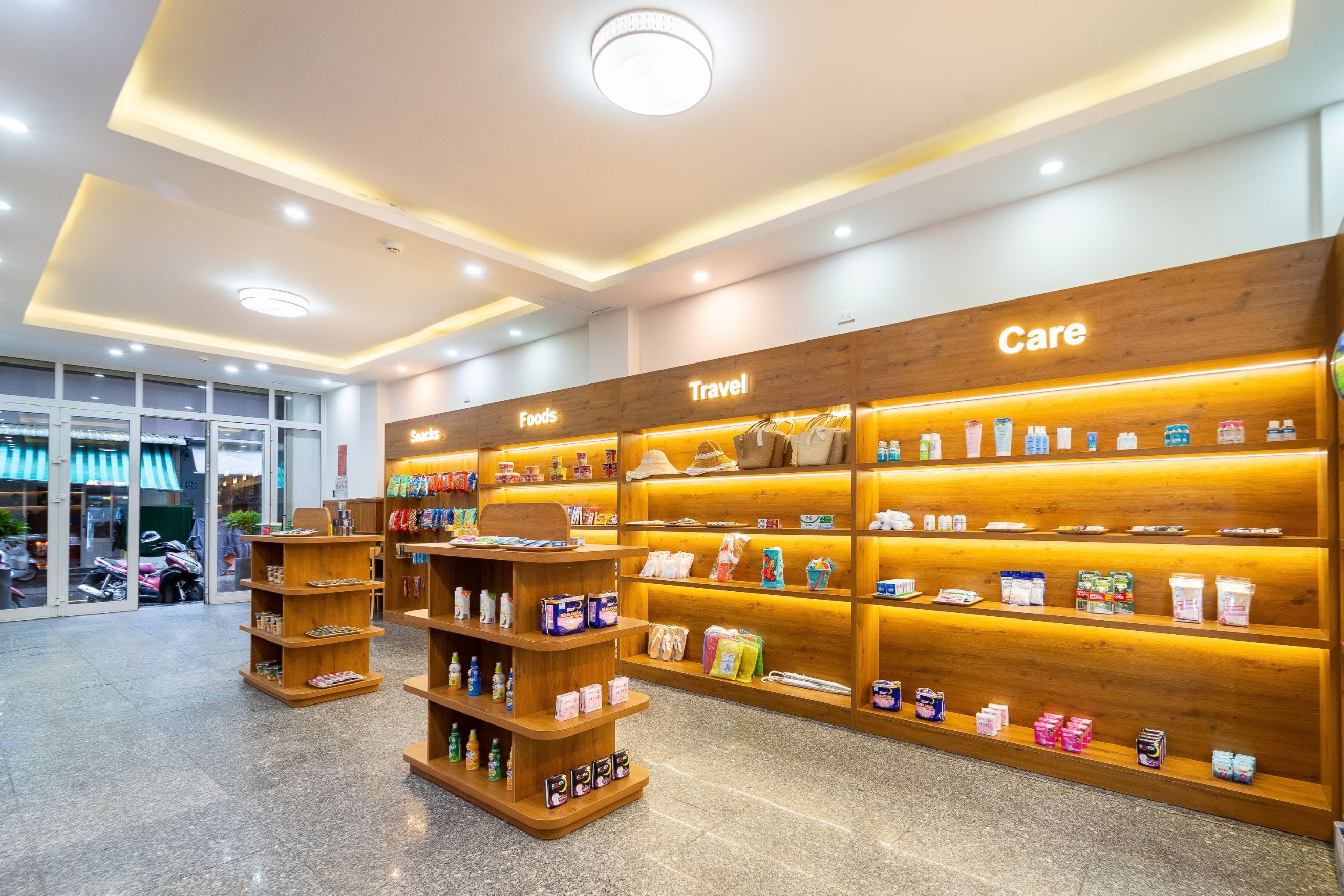 Una tienda luminosa con estantes de madera llenos de diversos productos.