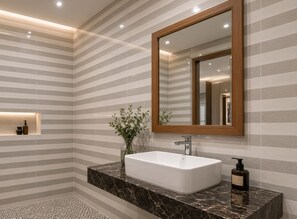 Deluxe kamer, 1 twee- of 2 eenpersoonsbedden, uitzicht op stad | Badkamer | Een bad/douchecombinatie, gratis toiletartikelen, een haardroger