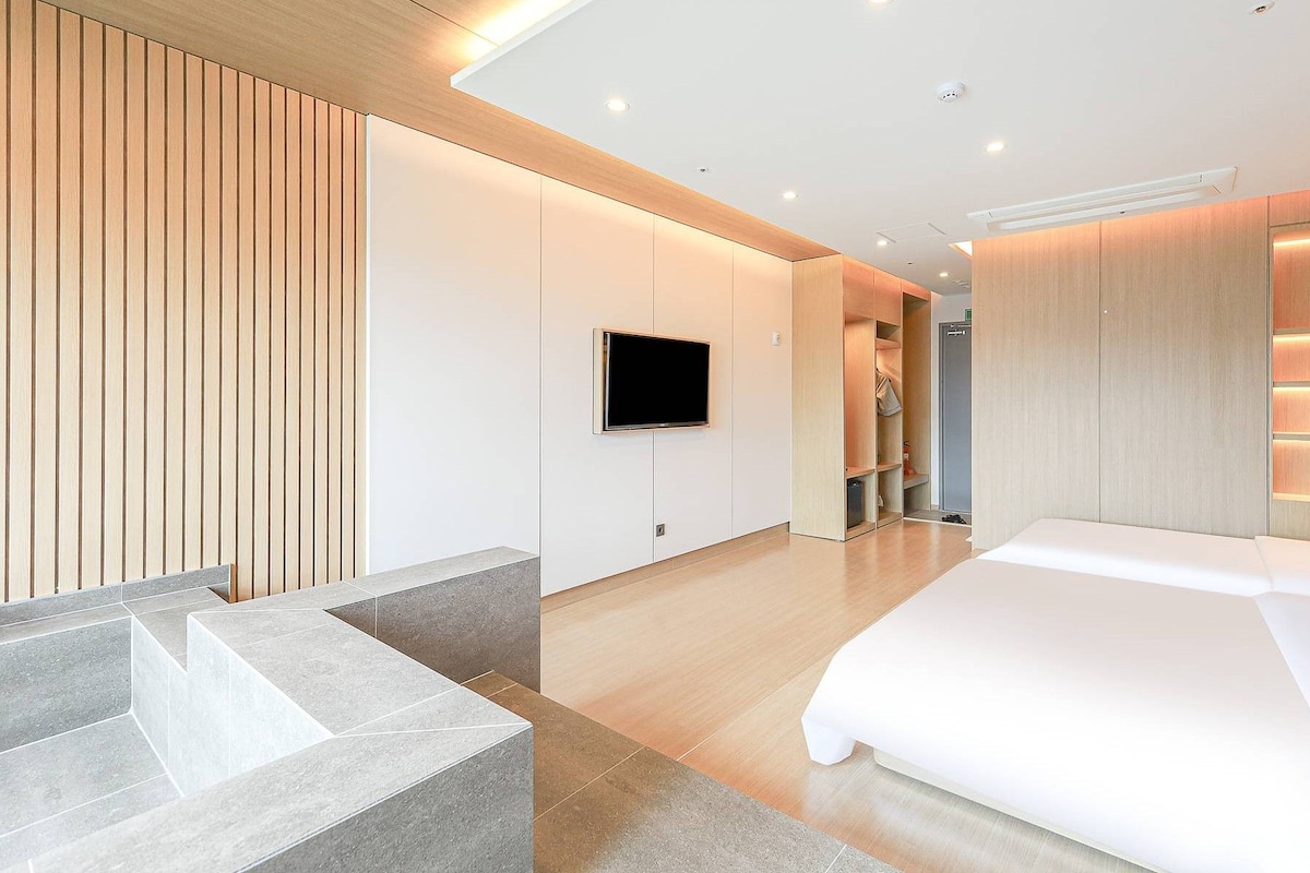 Chambre Premium avec lits jumeaux, vue lac | Fer et planche à repasser, Wi-Fi gratuit