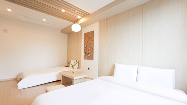 Iron/ironing board (on request), free WiFi - ALMOND Hotel JINJU-SUNG (JINJU)