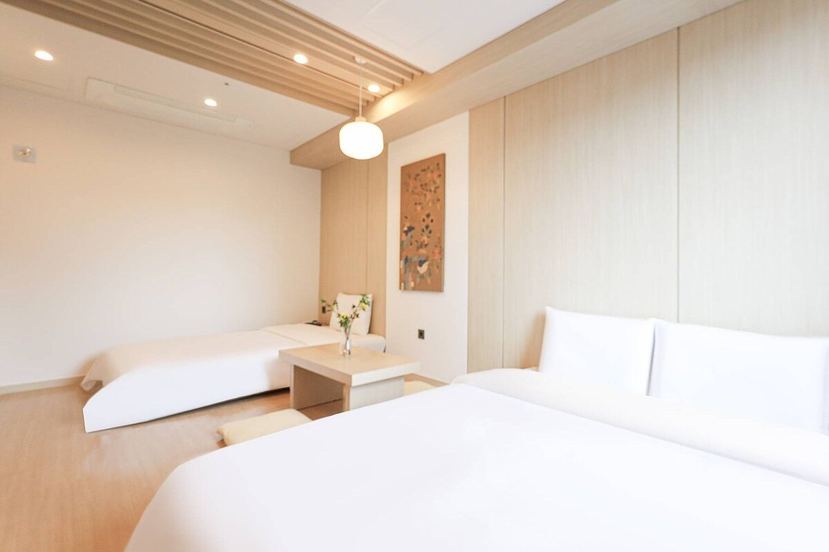 Chambre Standard avec lits jumeaux | Fer et planche à repasser, Wi-Fi gratuit