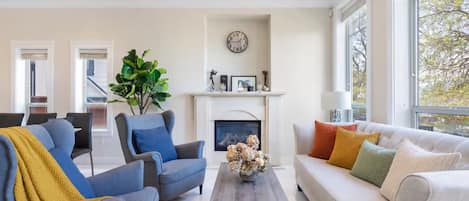 TV, fireplace