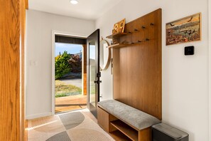 Interior - Private Softub, Walk to Junction - 2BR + Den, King Bed (Seattle)