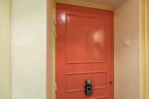 A red door with a number '1' and a keyhole lock. - Beautiful apt -2br/6p- Montreuil - Near Paris (Montreuil)