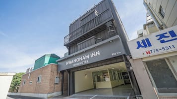 Rakennuksessa on kyltti, jossa lukee Hwangnam Inn Mini Hotel.