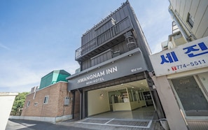 A building with a sign for Hwangnam Inn Mini Hotel. - Gyeongju Hwangnam Inn Mini Hotel (Gyeongju)