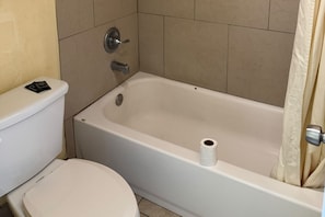 Bañera y ducha independientes, artículos de tocador gratuitos, toallas
