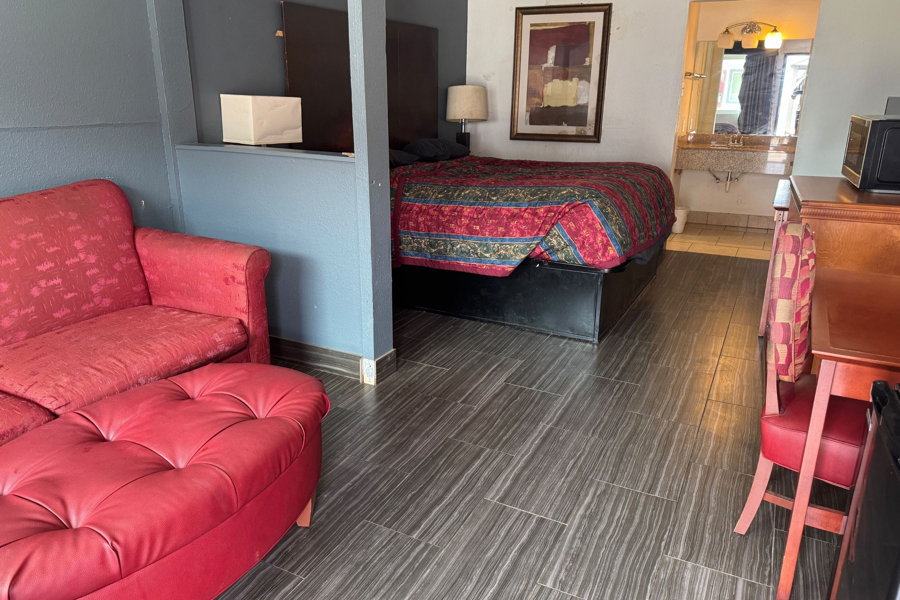 Standard Room, 1 King Bed, Non Smoking | Desk