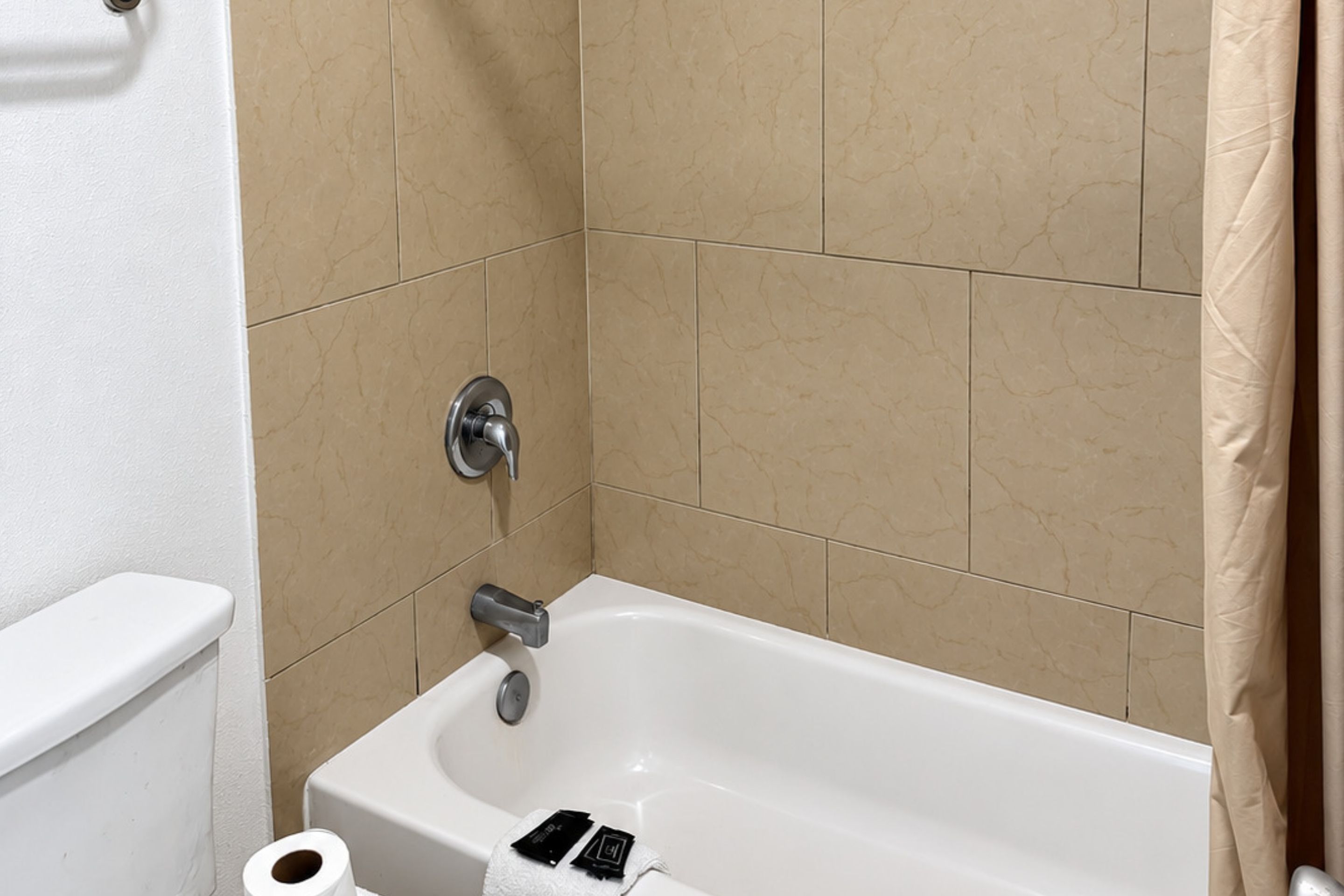 Standard Room, 1 King Bed, Non Smoking | Bathroom | Separate tub and shower, free toiletries, towels, toilet paper