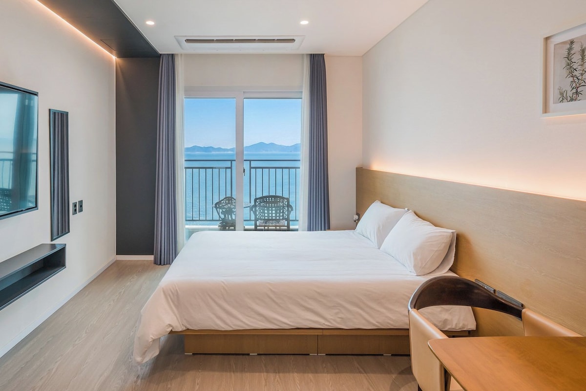 Basic Room, 1 Bedroom (Premium Deluxe 2 (Random Assignment))