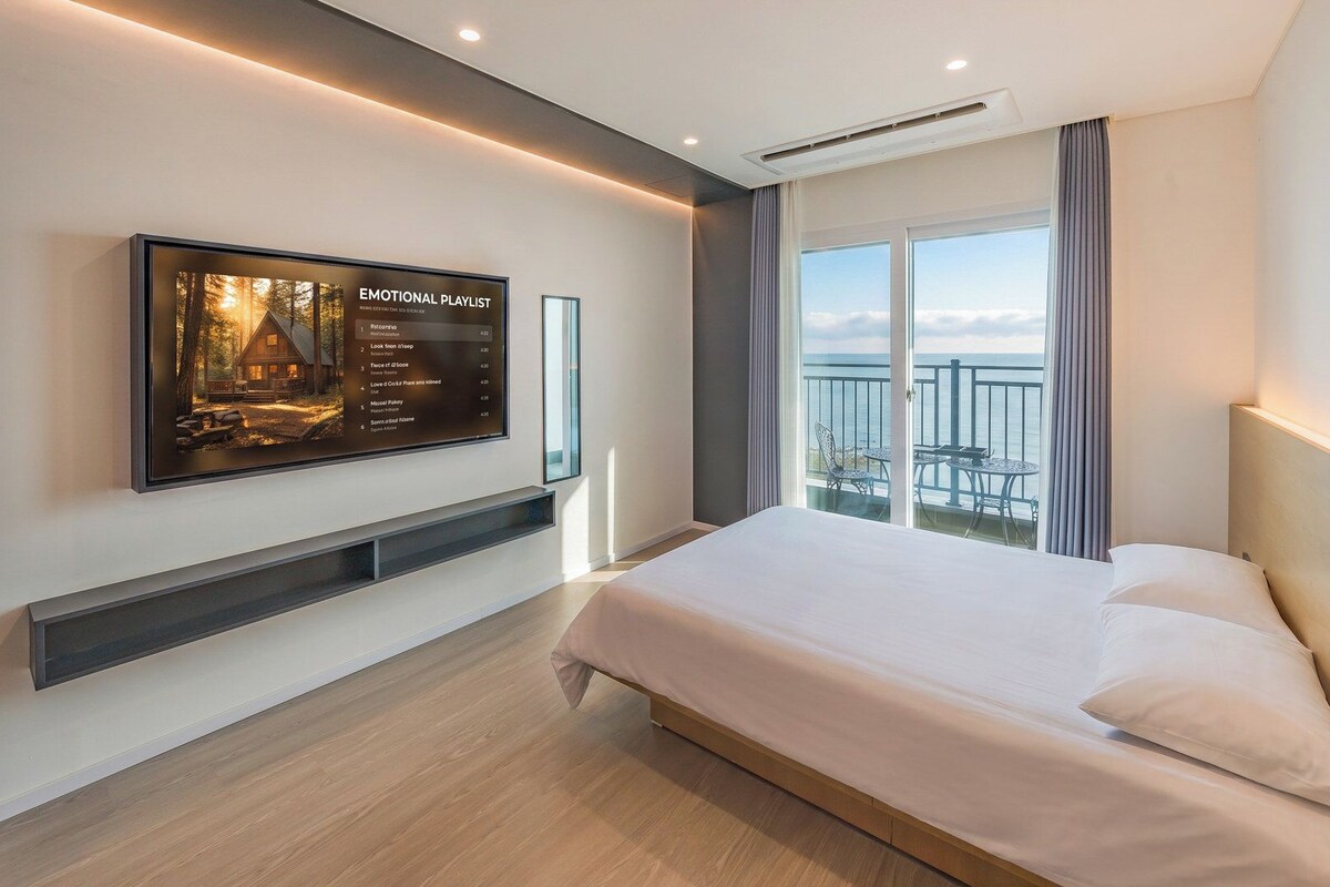 Basic Room, 1 Bedroom (Premium Deluxe 1 (Random Assignment))