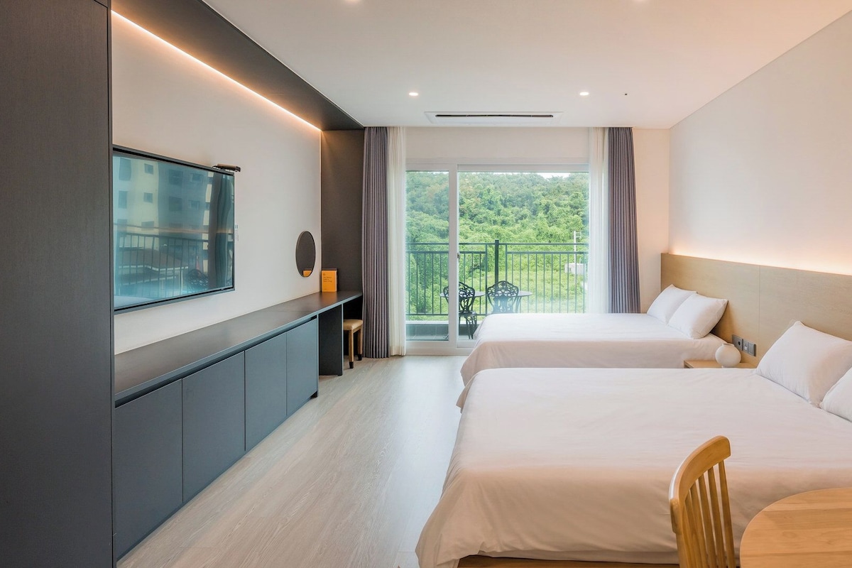 Basic Room, 1 Bedroom (Deluxe Room 9 (Random Assignment))