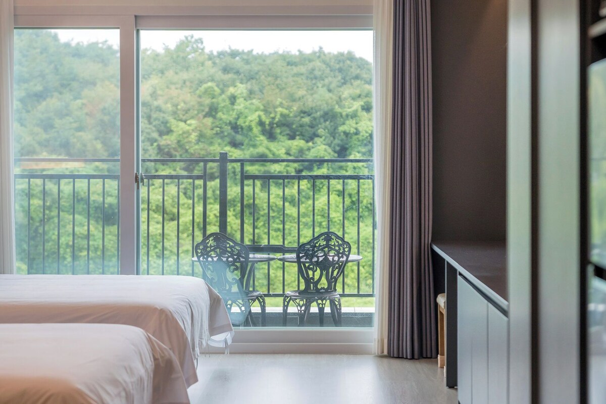 Basic Room, 1 Bedroom (Deluxe Room 8 (Random Assignment))