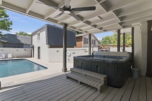 A covered outdoor area with a pool, a hot tub, and a ceiling fan. - Historic Bruce Goff Home with Pool, Hot tub & Sauna near Utica Square (Tulsa)