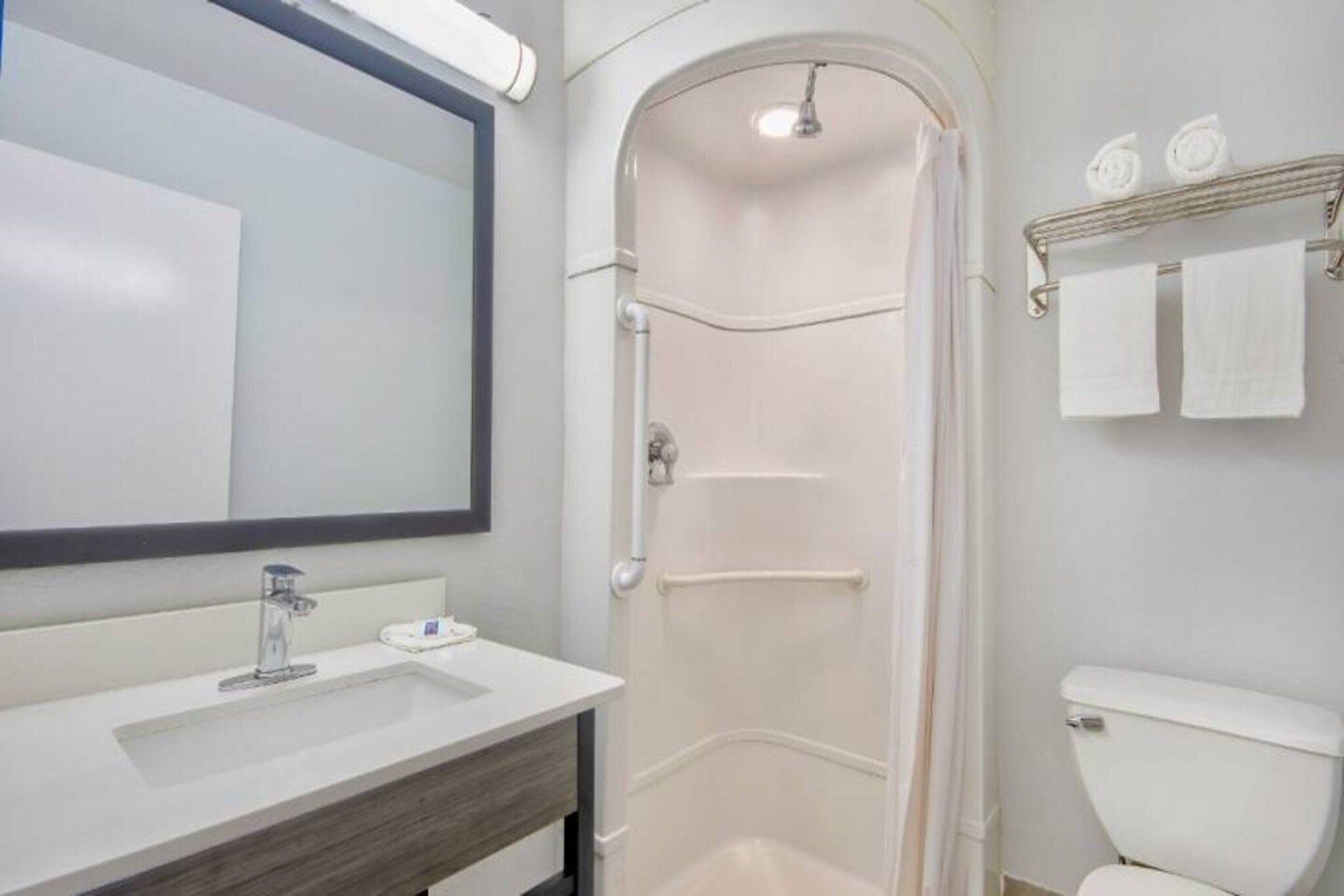 Ein Badezimmer mit Dusche, Toilette und Waschbecken.